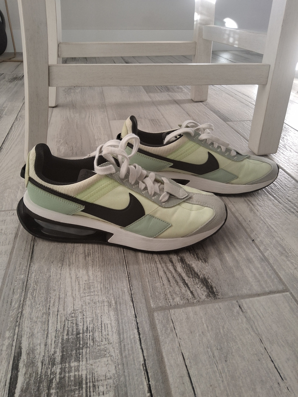 Nike Womens Pale Green and Black Retro Style Sneakers
